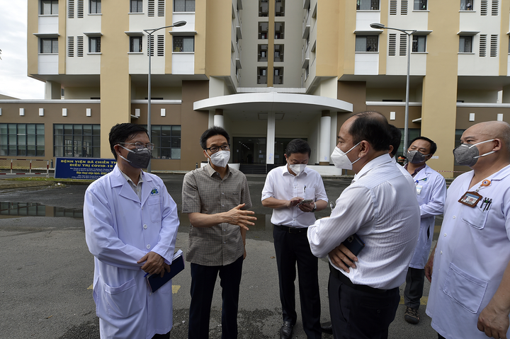 Phó Thủ tướng Vũ Đức Đam kiểm tra BV dã chiến, khu phong toả tại TP.HCM - 1