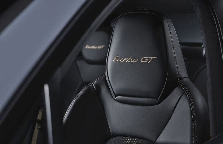 'Soi' mẫu xe SUV nhanh nhất trong lịch sử Porsche - 5