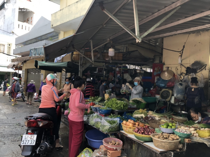 Giá thực phẩm tại các chợ truyền thống ở TP.HCM tăng mạnh - 1
