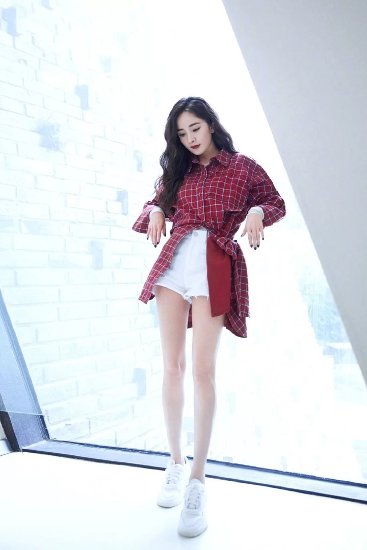 Chân của Dương Mịch hoàn hảo đến mức 'phát sáng', lấn át dàn mỹ nhân Cbiz - 1