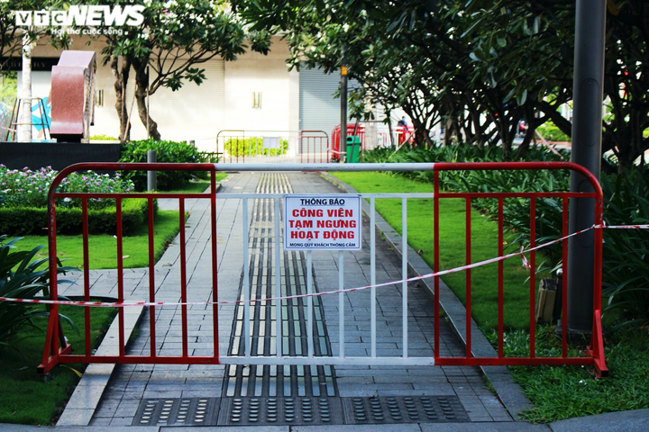 Ảnh: Đường phố vắng lặng trong ngày đầu TP.HCM giãn cách theo Chỉ thị 16 - 7