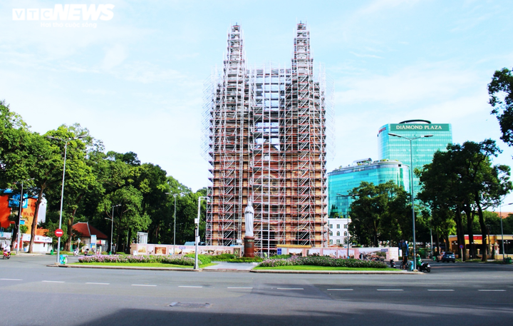 Ảnh: Đường phố vắng lặng trong ngày đầu TP.HCM giãn cách theo Chỉ thị 16 - 12