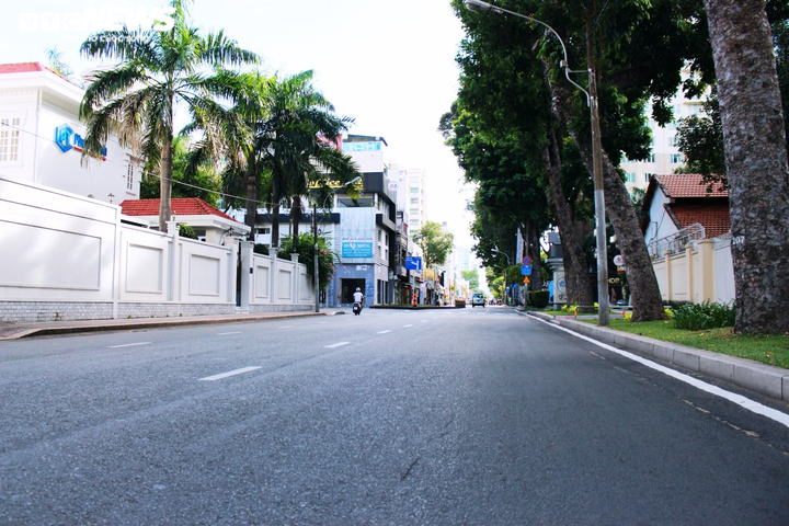 Ảnh: Đường phố vắng lặng trong ngày đầu TP.HCM giãn cách theo Chỉ thị 16 - 8