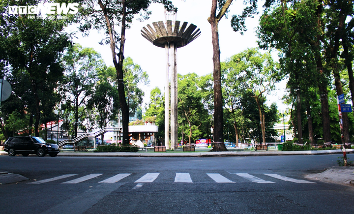 Ảnh: Đường phố vắng lặng trong ngày đầu TP.HCM giãn cách theo Chỉ thị 16 - 10