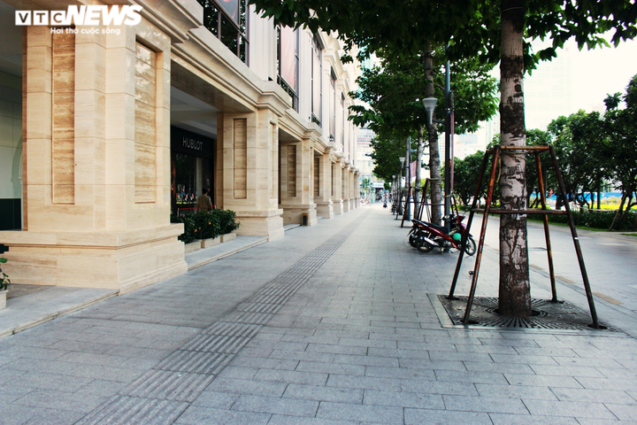 Ảnh: Đường phố vắng lặng trong ngày đầu TP.HCM giãn cách theo Chỉ thị 16 - 5