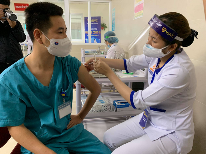 Bắt đầu chiến dịch tiêm vaccine COVID-19 mới: Ai được ưu tiên? - 1