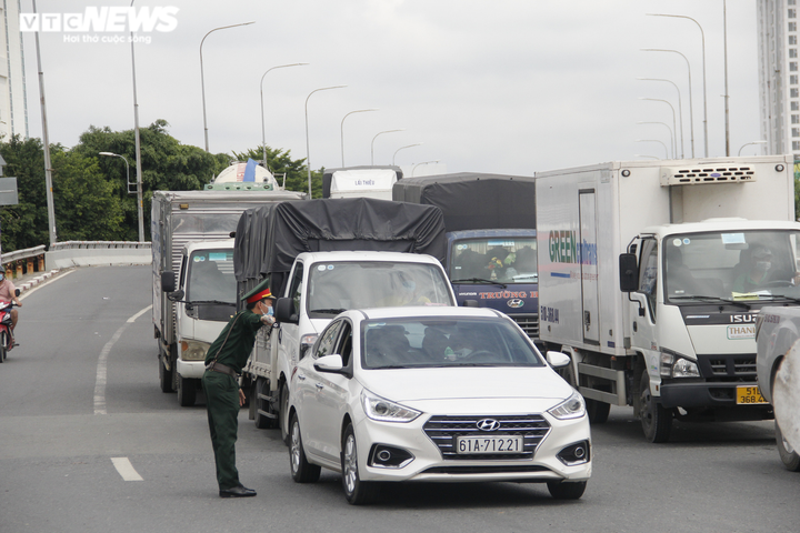 Công an TP.HCM buộc tài xế quay đầu xe vì không có giấy xét nghiệm COVID-19 - 4