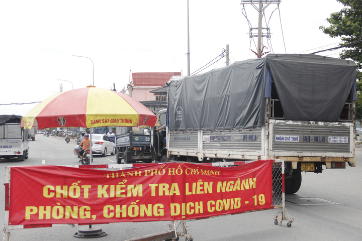 Công an TP.HCM buộc tài xế quay đầu xe vì không có giấy xét nghiệm COVID-19 - 6