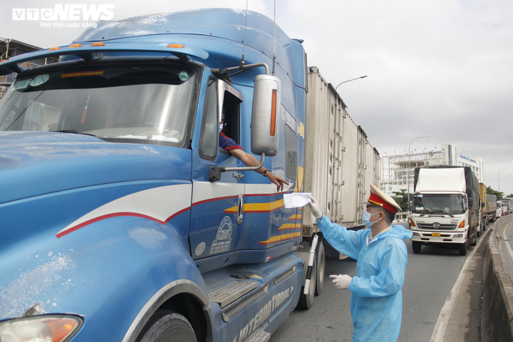 Công an TP.HCM buộc tài xế quay đầu xe vì không có giấy xét nghiệm COVID-19 - 10