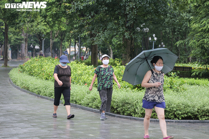 Ảnh: Bất chấp lệnh cấm, người Hà Nội vẫn ra đường tập thể dục giữa đại dịch - 7