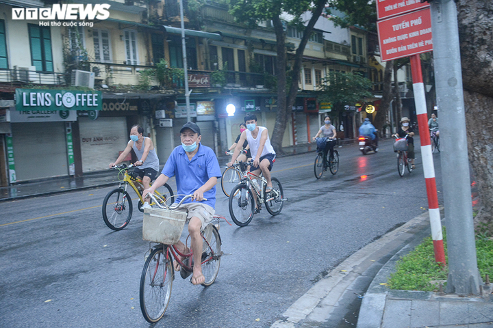 Ảnh: Bất chấp lệnh cấm, người Hà Nội vẫn ra đường tập thể dục giữa đại dịch - 1