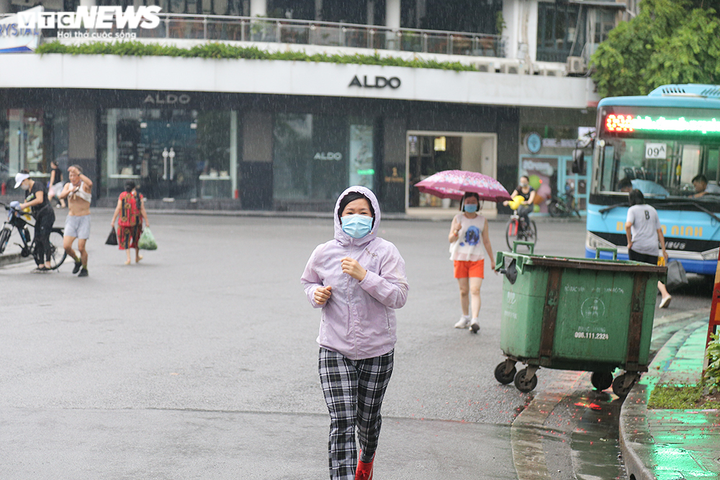 Ảnh: Bất chấp lệnh cấm, người Hà Nội vẫn ra đường tập thể dục giữa đại dịch - 2