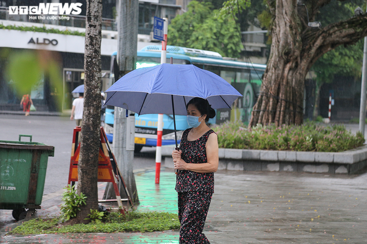 Ảnh: Bất chấp lệnh cấm, người Hà Nội vẫn ra đường tập thể dục giữa đại dịch - 3