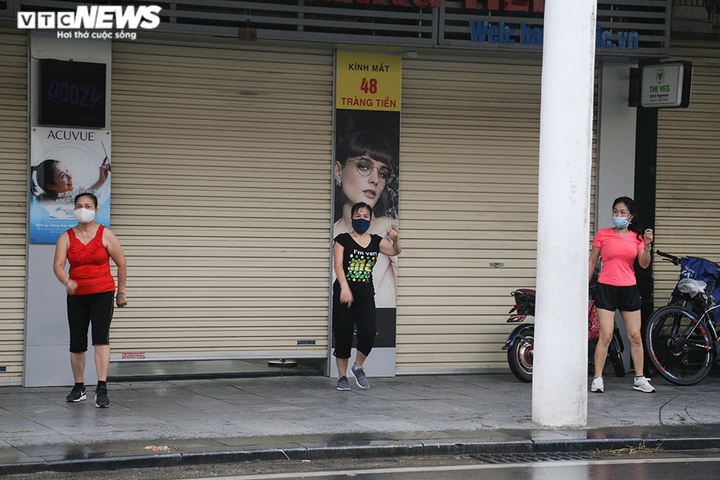 Ảnh: Bất chấp lệnh cấm, người Hà Nội vẫn ra đường tập thể dục giữa đại dịch - 4