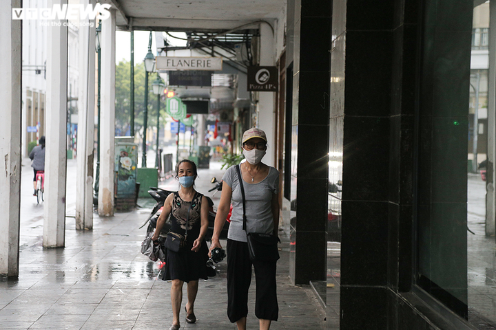 Ảnh: Bất chấp lệnh cấm, người Hà Nội vẫn ra đường tập thể dục giữa đại dịch - 10