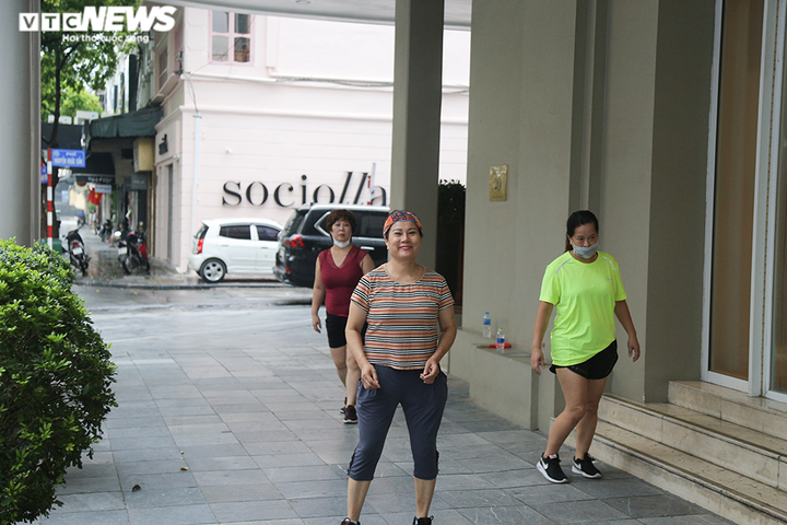 Ảnh: Bất chấp lệnh cấm, người Hà Nội vẫn ra đường tập thể dục giữa đại dịch - 5