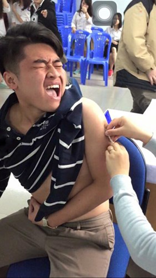 Khoảnh khắc khó đỡ của đấng nam nhi đi tiêm phòng: Ai rồi cũng phải 'đổ lệ' - 5