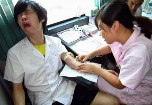 Khoảnh khắc khó đỡ của đấng nam nhi đi tiêm phòng: Ai rồi cũng phải 'đổ lệ' - 4