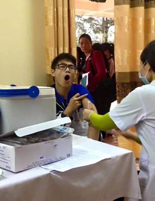 Khoảnh khắc khó đỡ của đấng nam nhi đi tiêm phòng: Ai rồi cũng phải 'đổ lệ' - 8