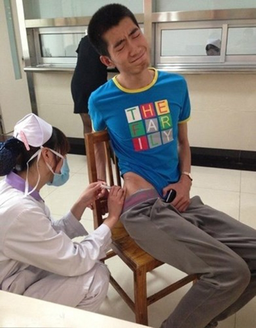 Khoảnh khắc khó đỡ của đấng nam nhi đi tiêm phòng: Ai rồi cũng phải 'đổ lệ' - 3