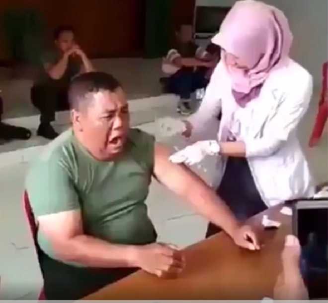 Khoảnh khắc khó đỡ của đấng nam nhi đi tiêm phòng: Ai rồi cũng phải 'đổ lệ' - 2