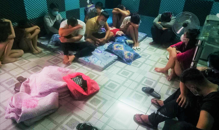 Bất chấp lệnh giãn cách xã hội, 35 nam thanh nữ tú tụ tập trong nhà nghỉ - 1