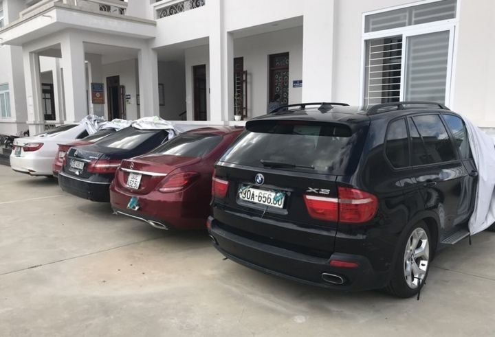 Mua con dấu trên mạng xã hội, làm giả hồ sơ giấy tờ loạt xe sang - 1