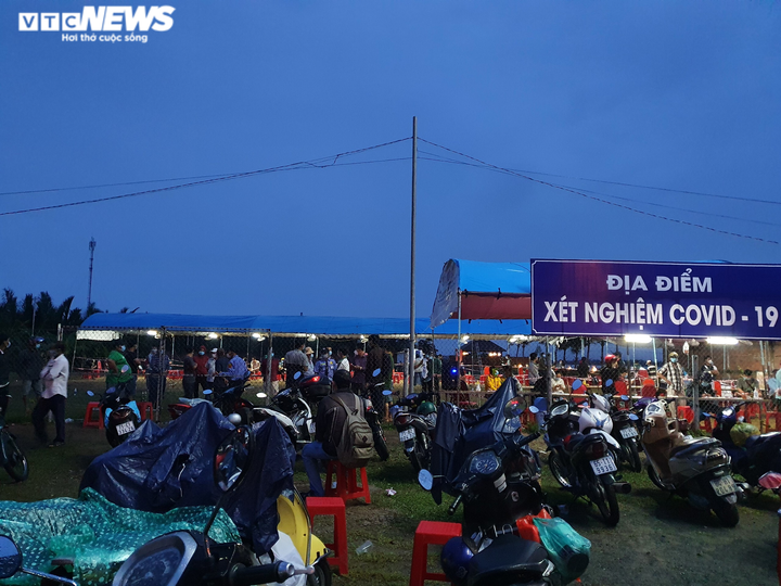 Ghi nhận 2 ca dương tính với SARS-CoV-2 khi test nhanh tại cầu Rạch Miễu - 1