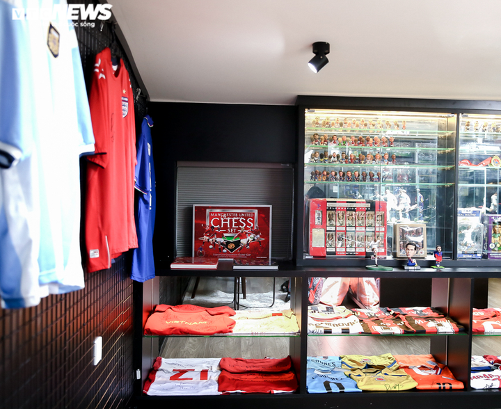 Chạm vào 'báu vật' bóng đá, 'thôi miên' người xem của doanh nhân trẻ ở Hà Nội - 6