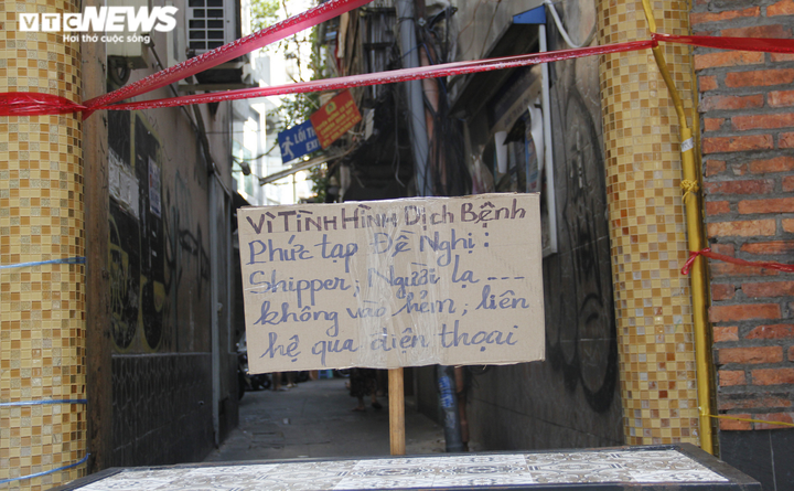 TP.HCM: Người dân phố Bùi Viện cấm shipper và người lạ vào hẻm - 1