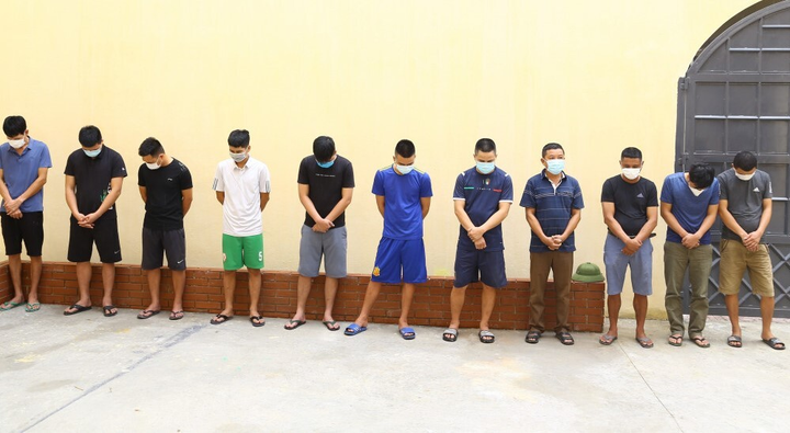 Hà Tĩnh: Phá đường dây cá độ bóng đá mùa EURO, bắt giữ 11 người - 1