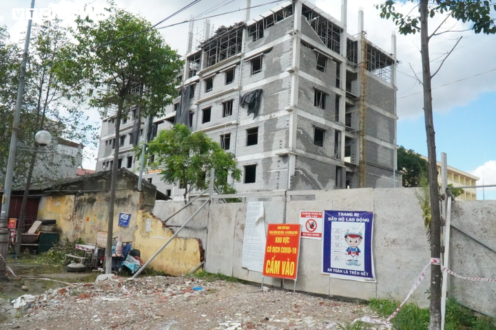 Ảnh: Phát hiện chùm 9 ca bệnh, Bắc Ninh quây tôn sắt lập chốt phong tỏa - 1