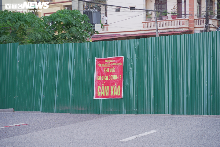 Ảnh: Phát hiện chùm 9 ca bệnh, Bắc Ninh quây tôn sắt lập chốt phong tỏa - 3