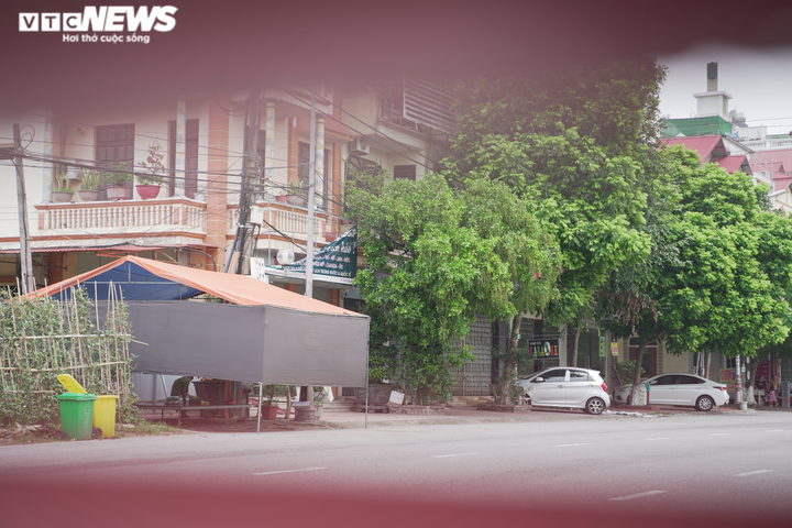 Ảnh: Phát hiện chùm 9 ca bệnh, Bắc Ninh quây tôn sắt lập chốt phong tỏa - 7