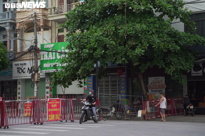 Ảnh: Phát hiện chùm 9 ca bệnh, Bắc Ninh quây tôn sắt lập chốt phong tỏa - 6