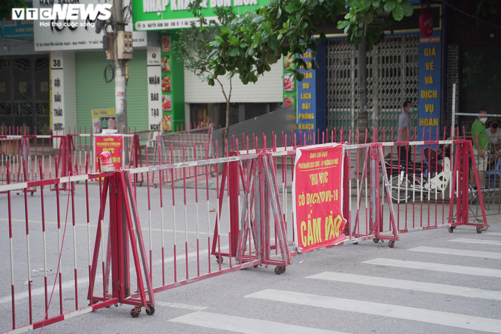 Ảnh: Phát hiện chùm 9 ca bệnh, Bắc Ninh quây tôn sắt lập chốt phong tỏa - 5