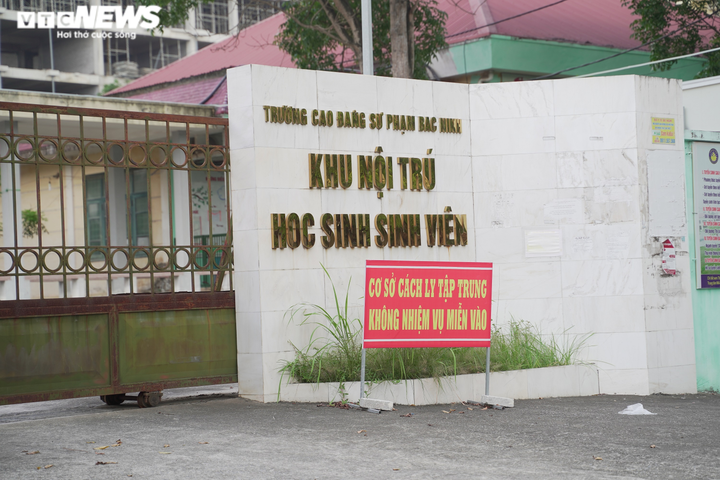 Ảnh: Phát hiện chùm 9 ca bệnh, Bắc Ninh quây tôn sắt lập chốt phong tỏa - 9