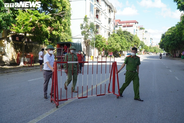 Ảnh: Phát hiện chùm 9 ca bệnh, Bắc Ninh quây tôn sắt lập chốt phong tỏa - 4