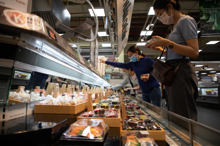 Siêu thị, cửa hàng tiện lợi hết sạch đồ ăn đem về - 9