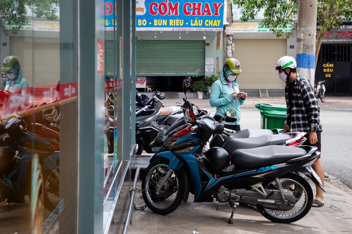 Siêu thị, cửa hàng tiện lợi hết sạch đồ ăn đem về - 6