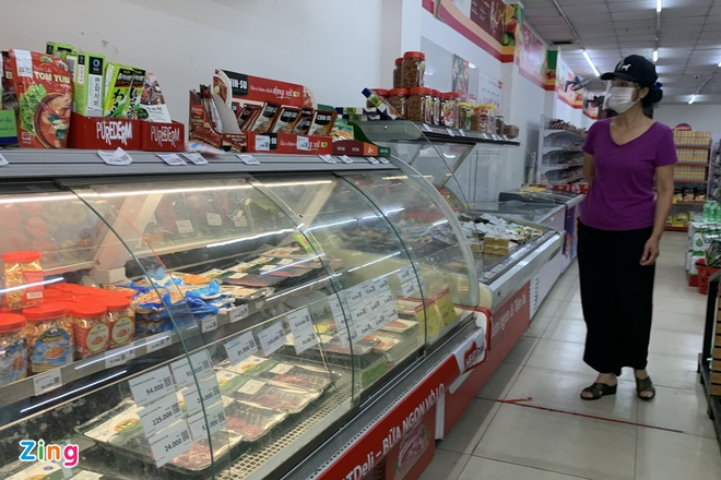 Siêu thị, cửa hàng tiện lợi hết sạch đồ ăn đem về - 2