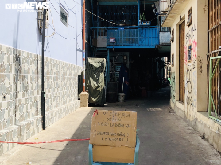 TP.HCM: Người dân phố Bùi Viện cấm shipper và người lạ vào hẻm - 3
