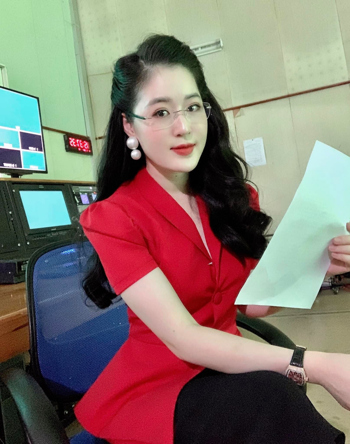 MC thời tiết từng gây sốt trong 'Người ấy là ai' giờ ra sao? - 4