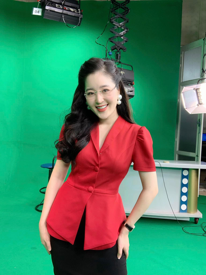 MC thời tiết từng gây sốt trong 'Người ấy là ai' giờ ra sao? - 2