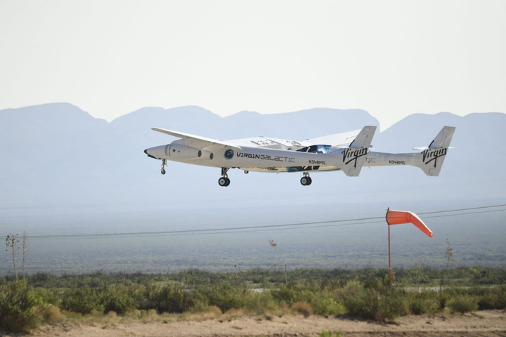 Hơn 500.000 người đang theo dõi tỷ phú Branson bay lên vũ trụ - 2