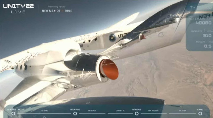 Hơn 500.000 người đang theo dõi tỷ phú Branson bay lên vũ trụ - 3