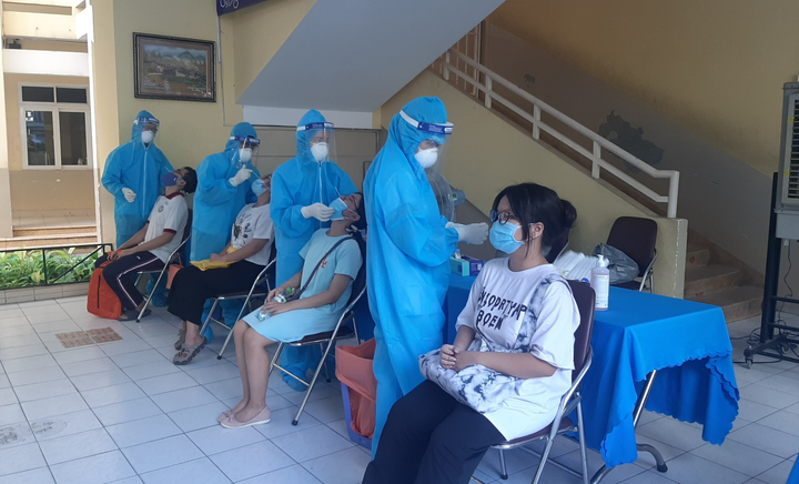 Sau 6 giờ, TP.HCM thêm 879 người mắc COVID-19, chủ yếu trong khu phong toả - 1