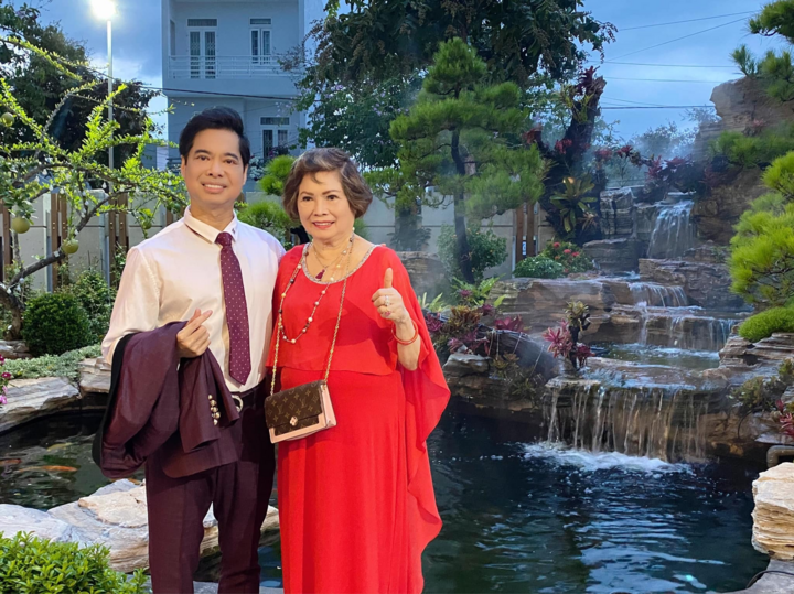 Những khoảnh khắc thấm tình mẫu tử của ca sĩ Ngọc Sơn và mẹ - 7