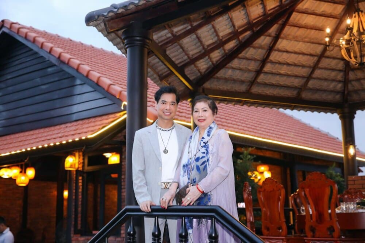 Những khoảnh khắc thấm tình mẫu tử của ca sĩ Ngọc Sơn và mẹ - 6