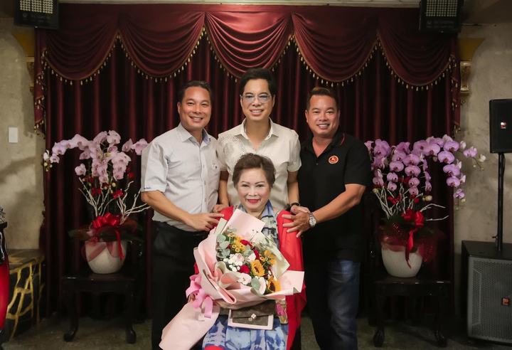 Những khoảnh khắc thấm tình mẫu tử của ca sĩ Ngọc Sơn và mẹ - 8